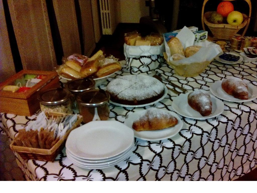 Crespi House Bed & Breakfast Парабиаго Стая снимка